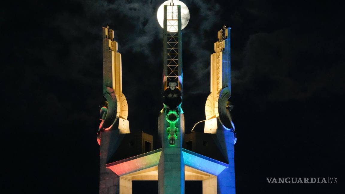 $!La luna llena se eleva sobre el Santuario Conmemorativo de Quezon en la ciudad de Quezon, Filipinas, el jueves 14 de julio de 2022.