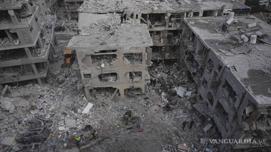 $!Los socorristas israelíes trabajan en una zona residencial alcanzada por un misil disparado desde Irán, en Bat Yam, Israel.