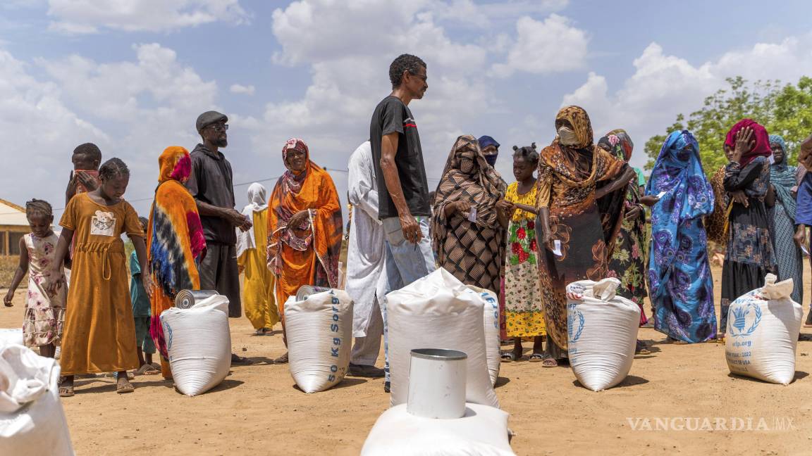 $!Imagen de 2023 que muestra la distribución de alimentos por parte del PMA para personas desplazadas en el campamento de Wad Almajzoub en Sudán.