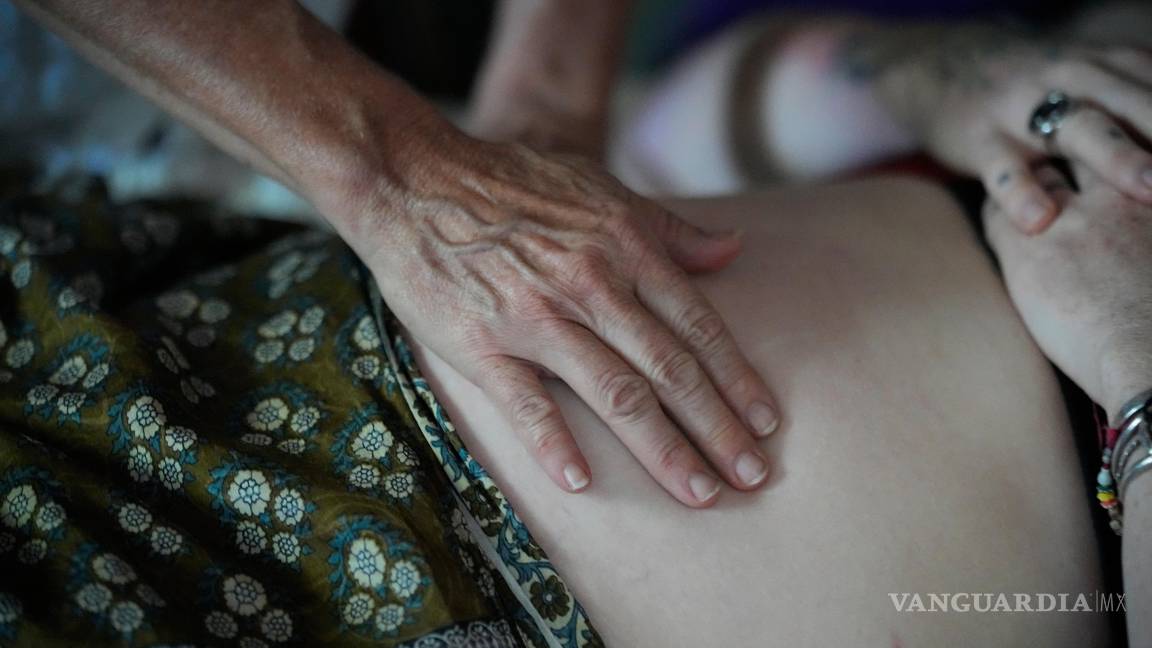 $!Una paciente embarazada es examinada en Summertown, Tennessee.