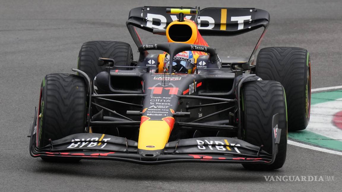 $!El piloto de Red Bull, Sergio Pérez conduce su automóvil durante la sesión de calificación en el circuito de Dino y Enzo Ferrari, en Imola, Italia.