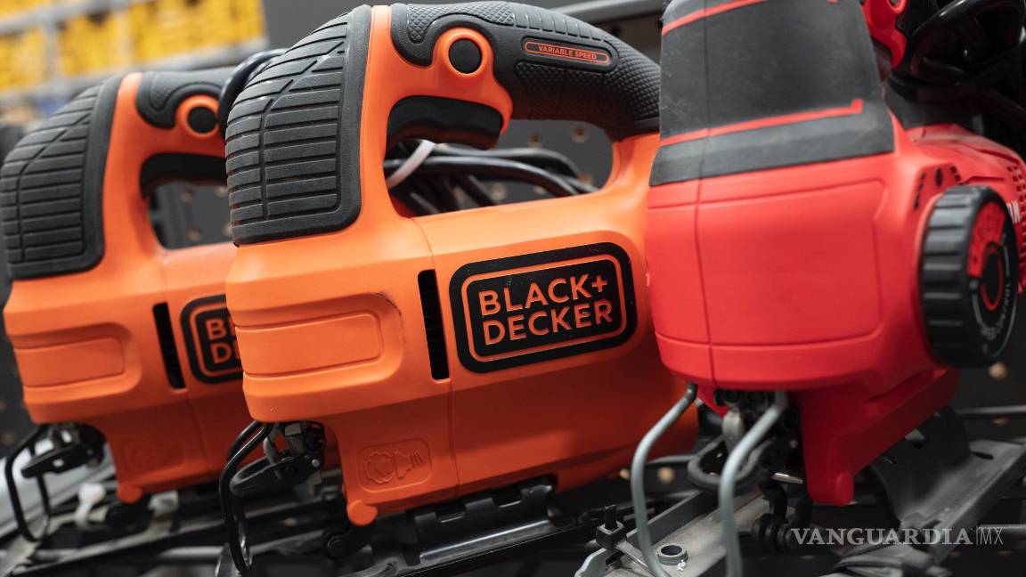 $!Serras de calar Black &amp; Decker en una tienda de Nueva York. El aumento de precios reducirá el poder adquisitivo del hogar promedio en 2,800 dólares.