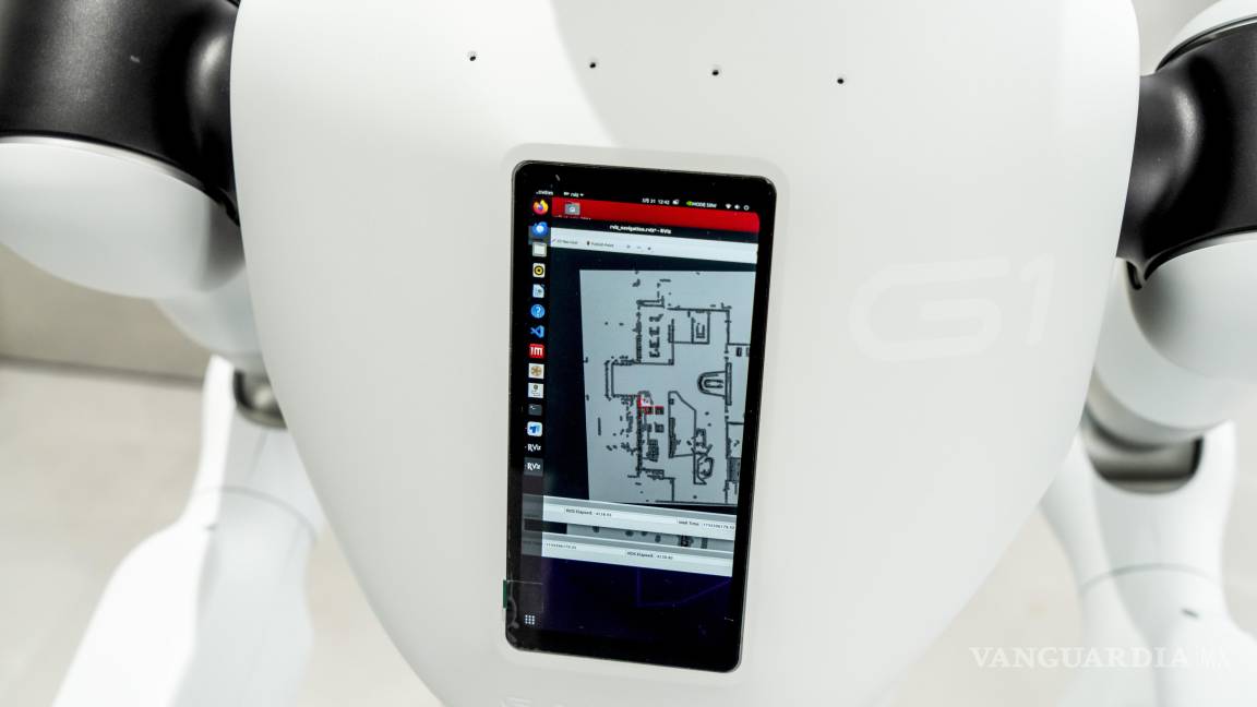 $!Una pantalla de un robot entrenado para saludar a los visitantes en la planta de ensamblaje de automóviles eléctricos Zeekr en Ningbo.