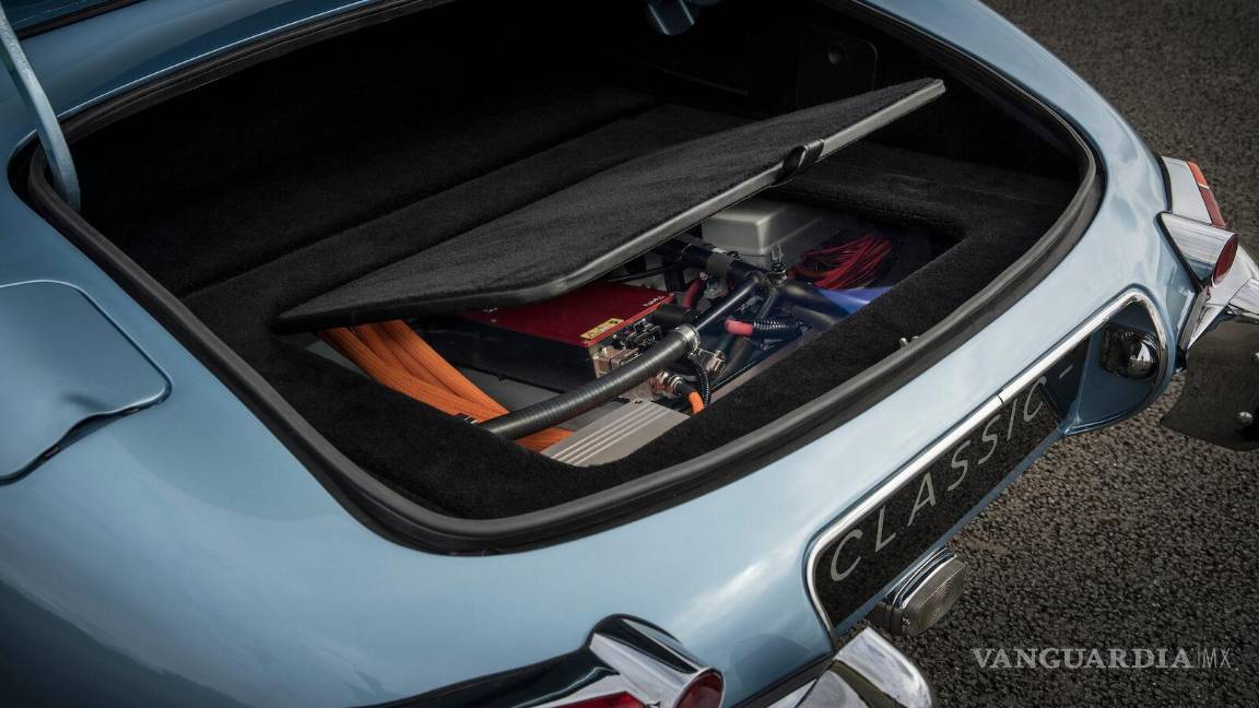 $!En su boda, el príncipe Harry y Meghan Markle usaron un Jaguar E-Type Roadster eléctrico