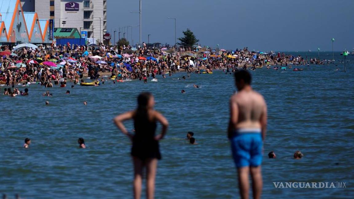 Preocupa al Reino Unido un rebrote del coronavirus por playas atiborradas y fiestas ilegales