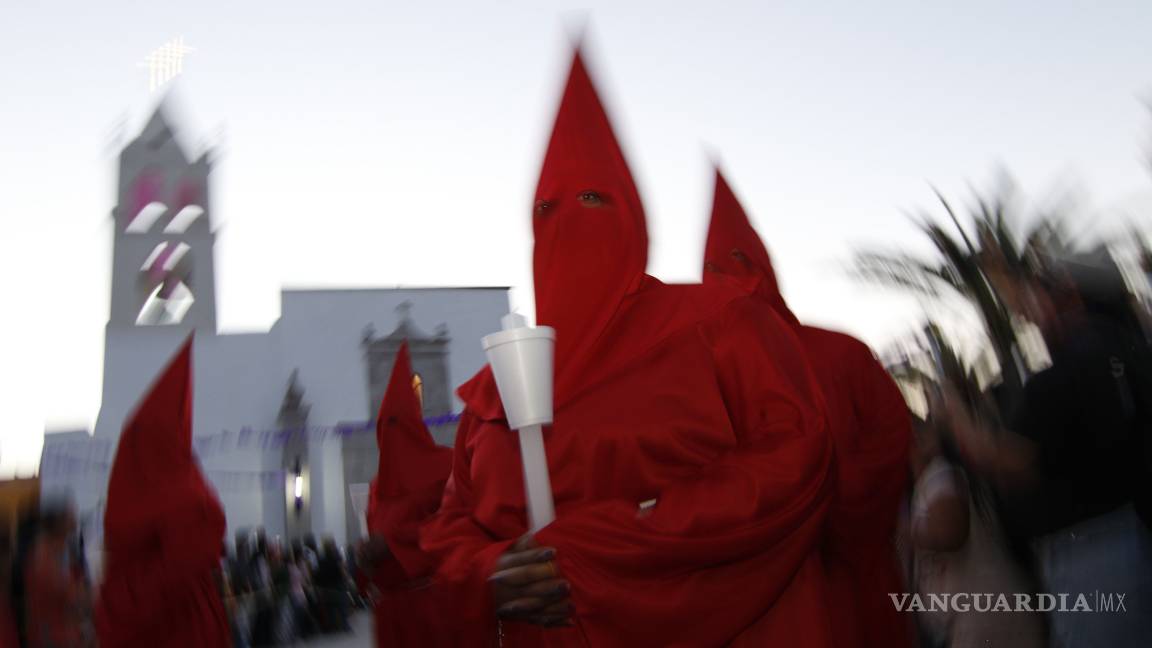 $!Recorren la vía dolorosa cientos de fieles católicos