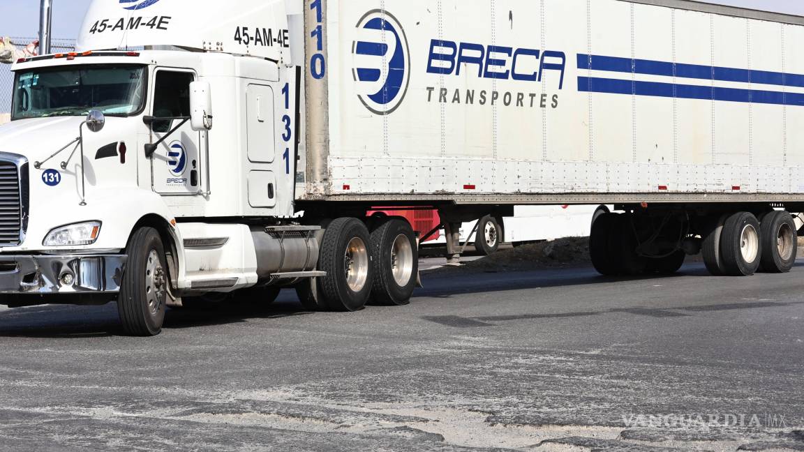 $!Los automovilistas deben reducir la velocidad y esquivar baches para evitar daños a sus vehículos.