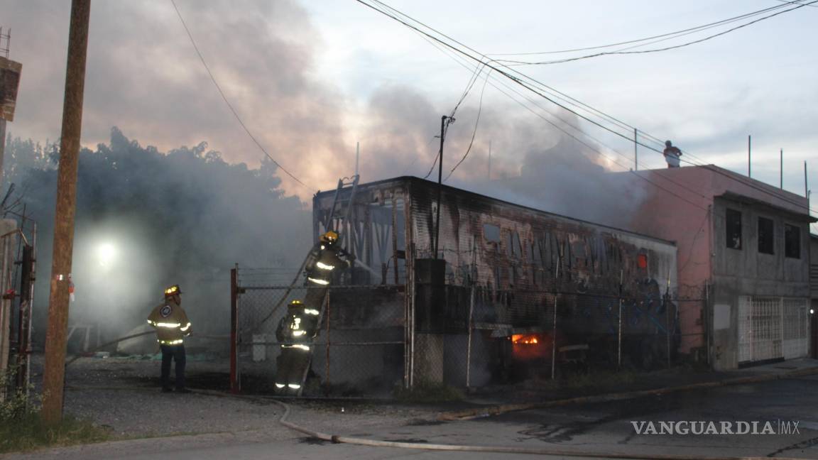 Incendio consume caja de tráiler en la Vista Hermosa, en Saltillo