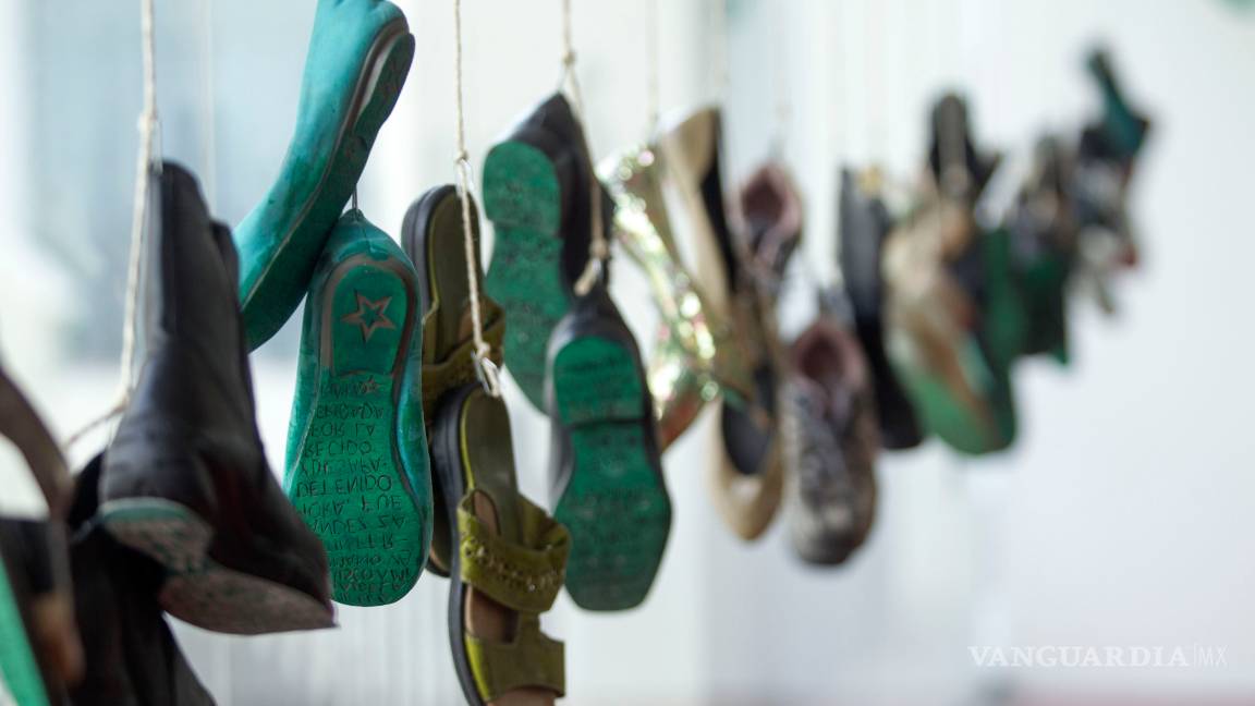 $!Familiares de desaparecidos en Nuevo León, plasman su dolor con exposición de zapatos