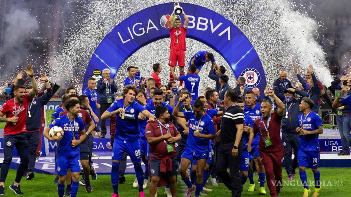 $!Después de 23 años en silencio, así celebran aficionados al campeón Cruz Azul