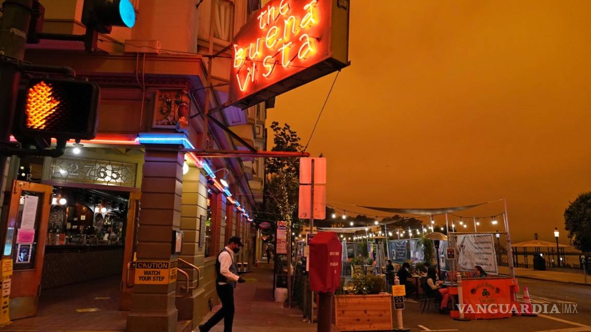 $!Incendios forestales pintan de un color naranja apocalíptico el cielo de San Francisco