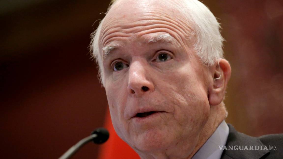 McCain ve ciberataques rusos como amenaza, choca con Trump