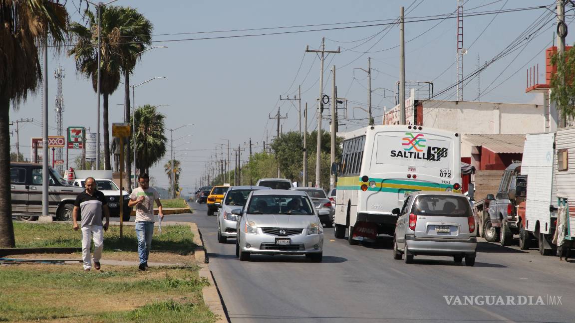 $!Fiesta patronal ahoga tráfico en el bulevar Isidro López de Saltillo