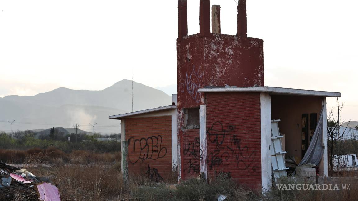 $!Vecinos aseguran que el inmueble abandonado es utilizado por personas para resguardarse, lo que ha incrementado la preocupación por temas de seguridad y salubridad.