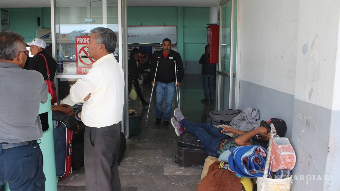 $!Suspenden viajes en centrales de autobuses de La Laguna por bloqueos