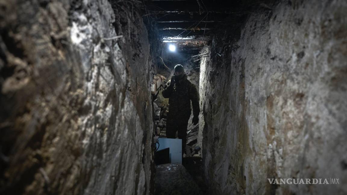 $!Un soldado ucraniano trabaja con un sistema de guerra electrónica para escuchar la charla rusa en un refugio en la línea del frente cerca de Bakhmut.
