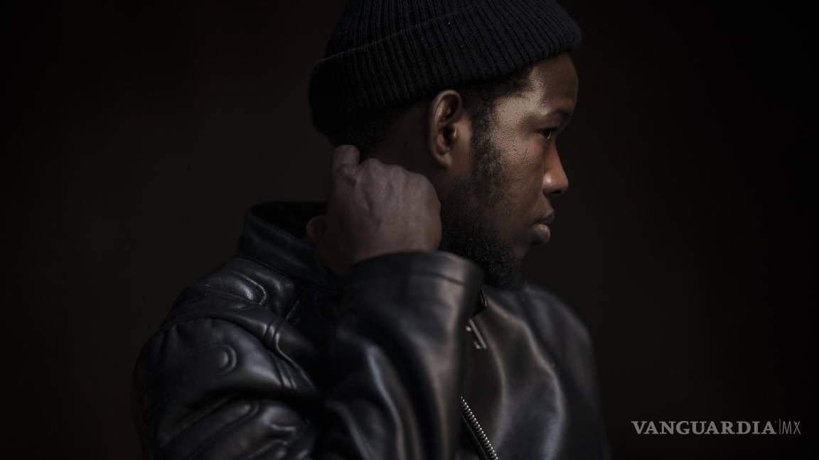 $!Moussa Sako, un solicitante de asilo de Mali que sobrevivió 22 días a bordo de un cayuco mauritano a la deriva en el Océano Atlántico, en una entrevista con AP.