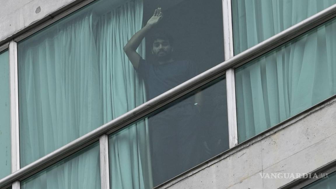 $!ARCHIVO - Un migrante deportado desde Estados Unidos, espera en un hotel en la Ciudad de Panamá, el 21 de febrero de 2025.