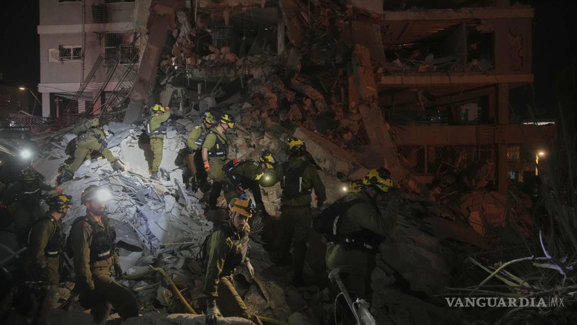 $!Las fuerzas de seguridad israelíes inspeccionan los edificios destruidos que fueron alcanzados por un misil disparado desde Irán, cerca de Tel Aviv, Israel.