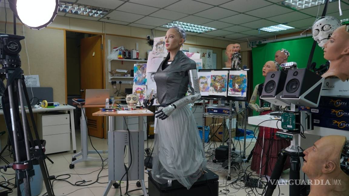 $!Sophia, un robot, vende una pieza de arte creada por por ella por más de 688 mil dólares