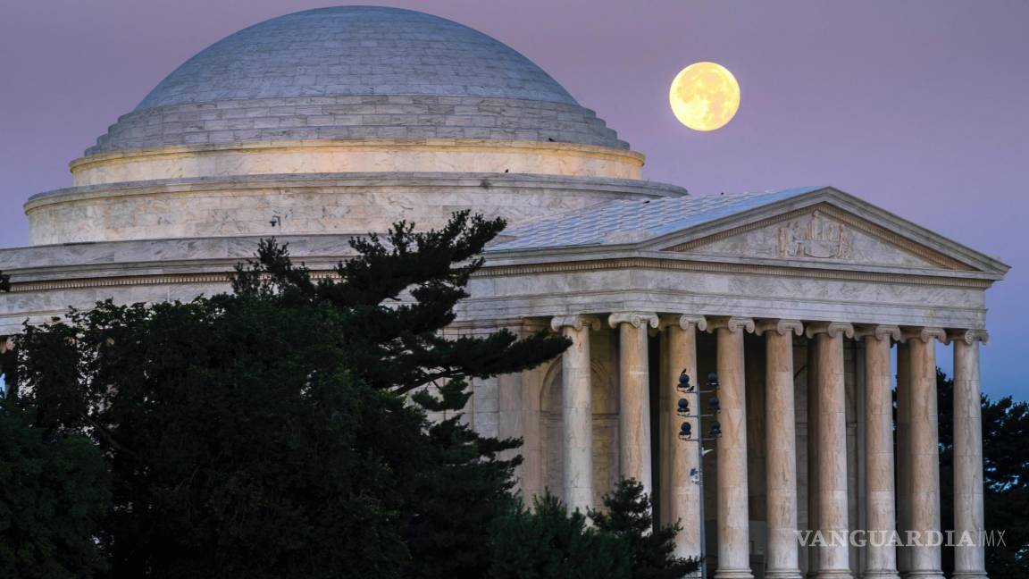 $!La luna llena se pone detrás del Jefferson Memorial en Washington al amanecer del jueves 14 de julio de 2022.