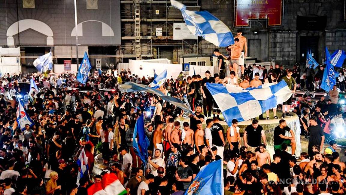 $!Nápoles olvida la sana distancia y llena sus calles tras ganar la Copa Italia (fotos)