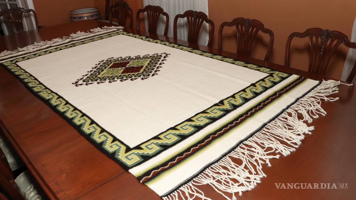 $!Lana y pigmentos naturales son las materias primas que Modesto Nava Vega, más conocido como Don Efrén, utiliza para crear gabanes, capas y sarapes.