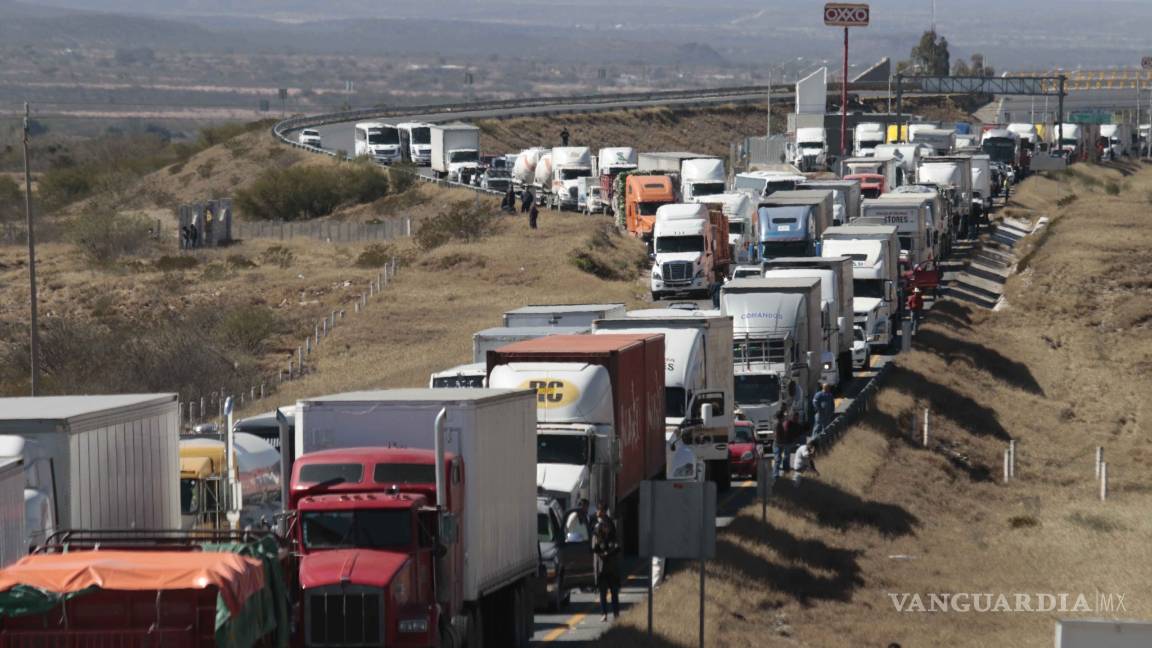 $!Caos por 6 horas en autopista de Coahuila; 200 campesinos bloquean vías para exigir cierre de basurero tóxico