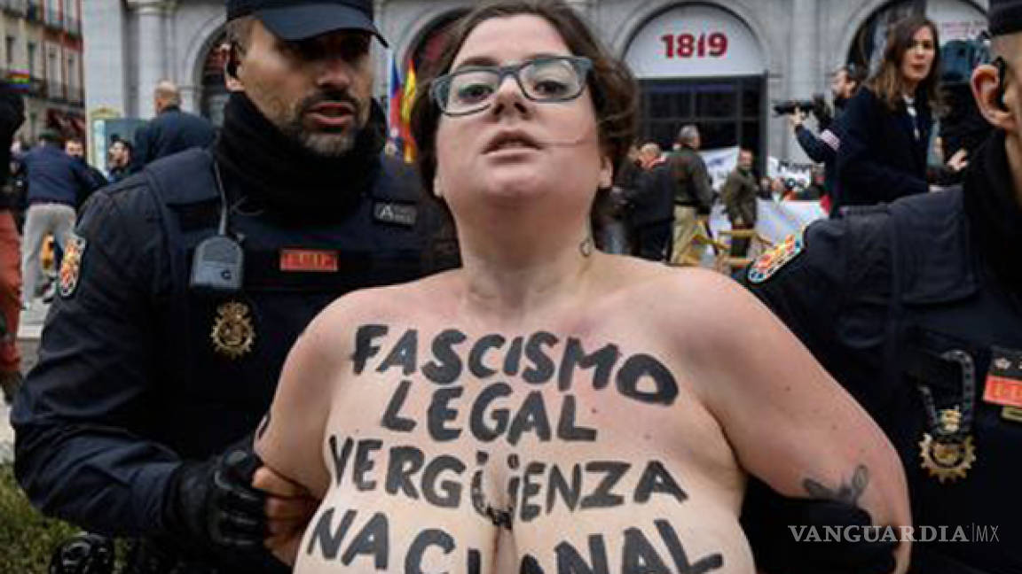 Semi desnudas, activistas de Femen irrumpen en un acto pro Franco en Madrid