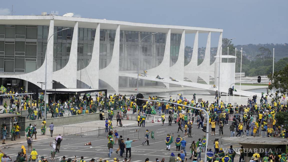 $!Manifestantes, simpatizantes del expresidente brasileño Jair Bolsonaro, protestan frente al edificio del Palacio Planalto en Brasilia, Brasil.