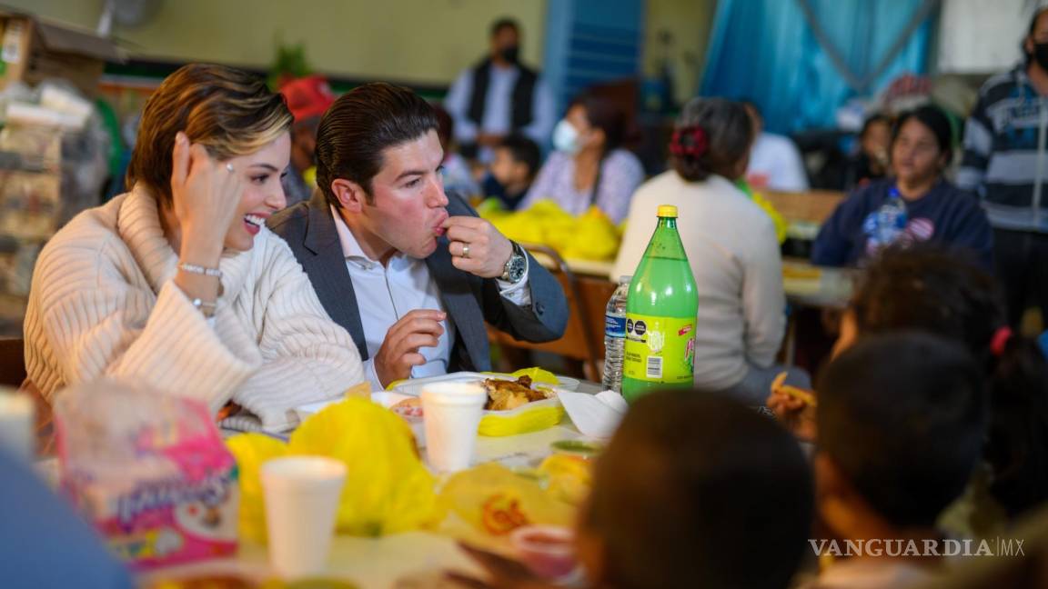 Samuel García y Mariana Rodríguez dan clase de sencillez; comen en El Pozo con afectados de incendio