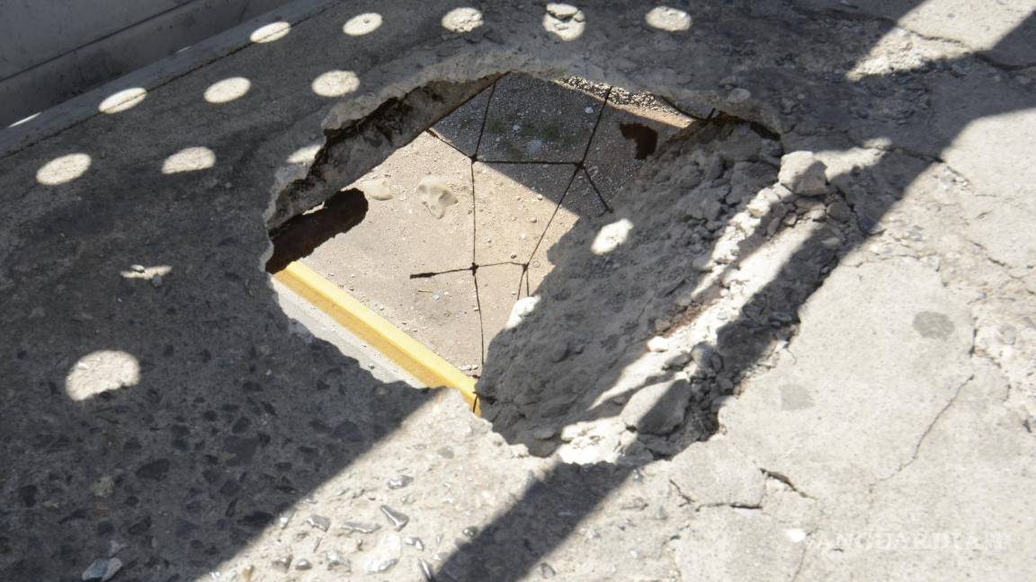 $!Un enorme hoyo pone en riesgo la vida de los transeúntes.