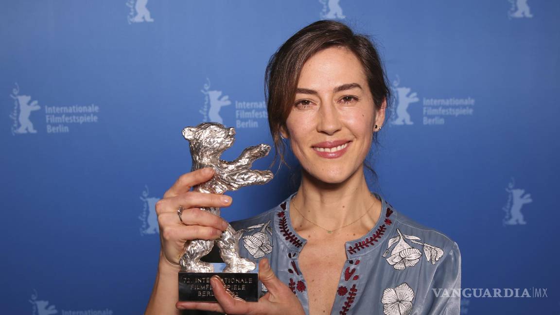 $!La directora boliviana-mexicana Natalia López Gallardo con su trofeo tras recibir el Oso de Plata del jurado por su película “Manto de gemas”. AP/Ronny Hartmann
