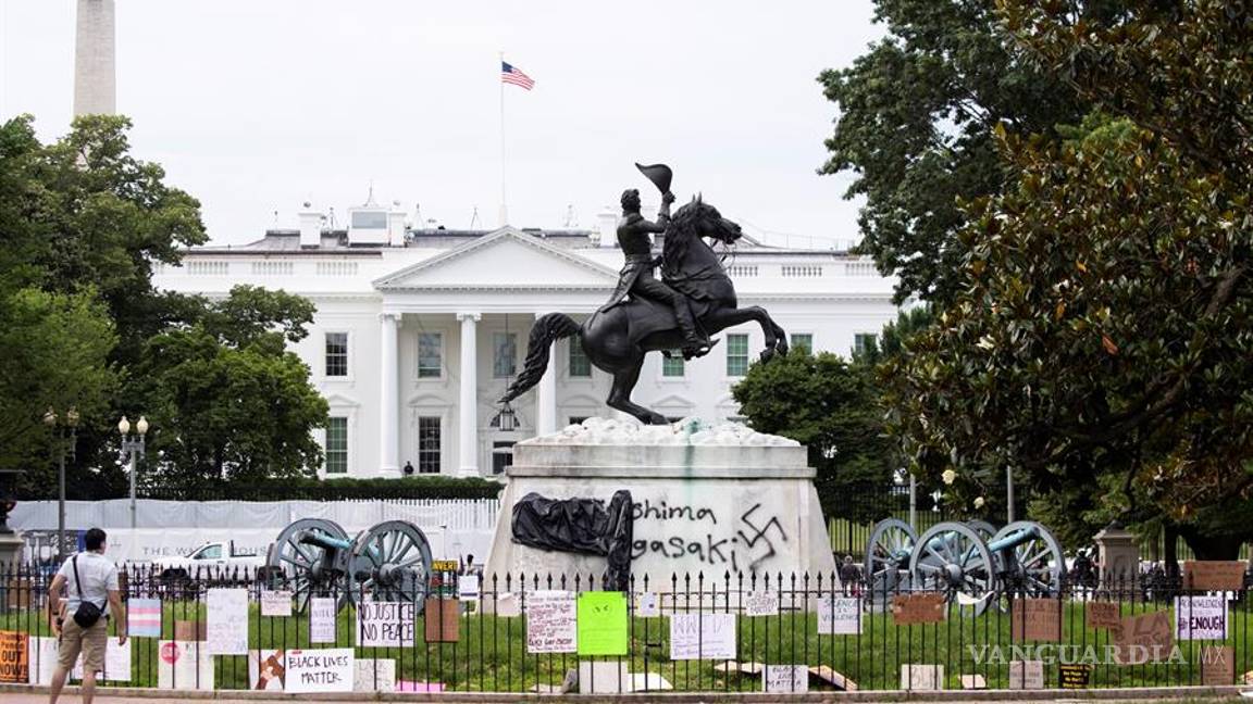 $!Monumentos y estatuas son víctimas de la ira y las protestas antirracistas en todo el mundo (fotos)