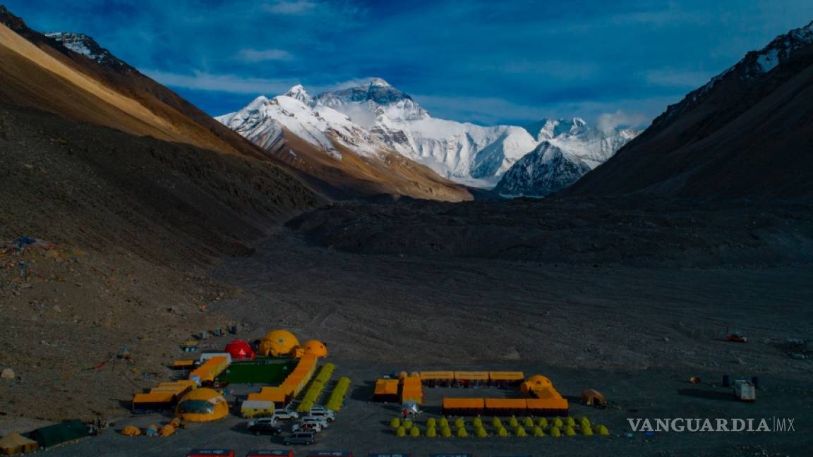 China dibuja una línea fronteriza en la cima del Everest para impedir contagios de covid