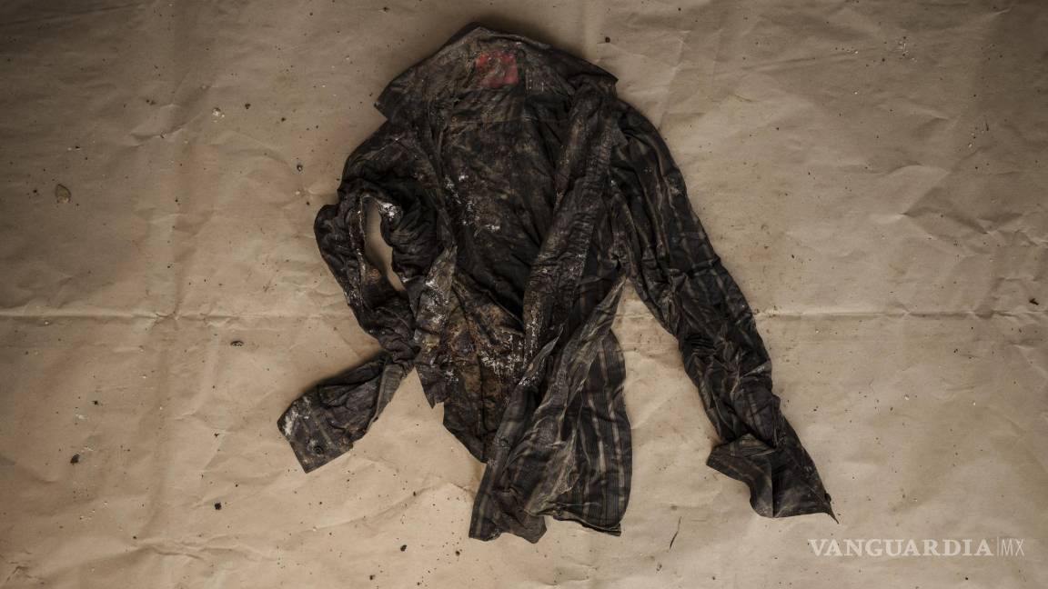 $!Una camisa con botones encontrada en un migrante fallecido, cuyos restos fueron recuperados de una embarcación mauritana el 28 de mayo de 2021.