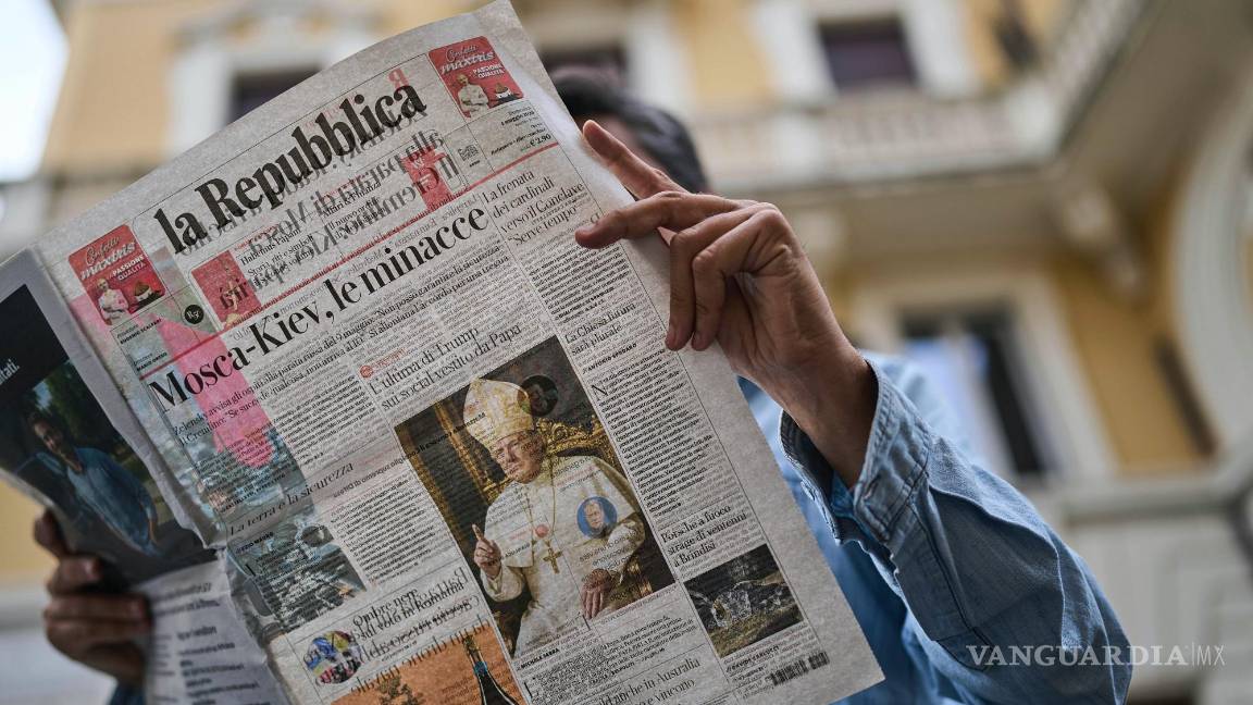 $!La imagen, generada por inteligencia, del presidente Donald Trump vestido de papa ocupa la portada de un periódico italiano en Roma, el domingo 4 de mayo de 2025.