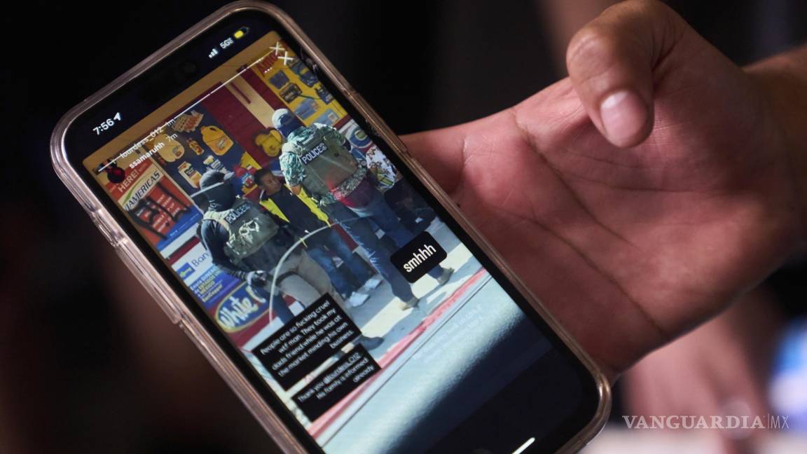 $!Un adolescente muestra una publicación en redes sociales que muestra la detención de su padre por parte de agentes federales.