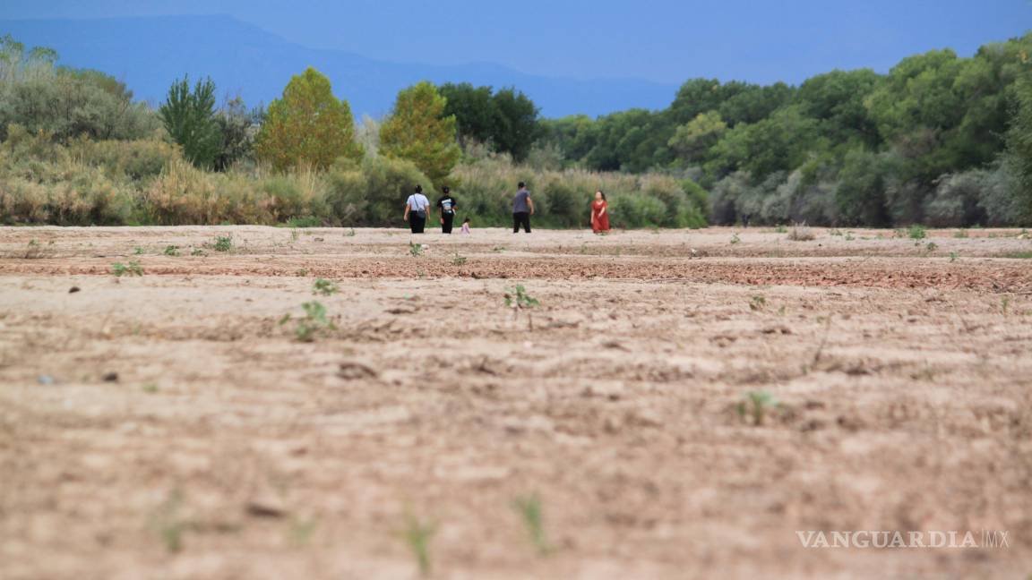 $!Una familia da un paseo por el lecho seco del río Grande en Albuquerque, Nuevo México.