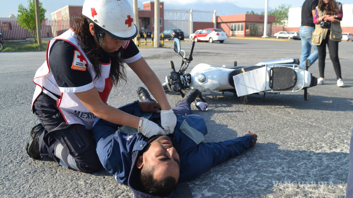 En Saltillo motociclista impacta contra vehículo por circular a exceso de velocidad