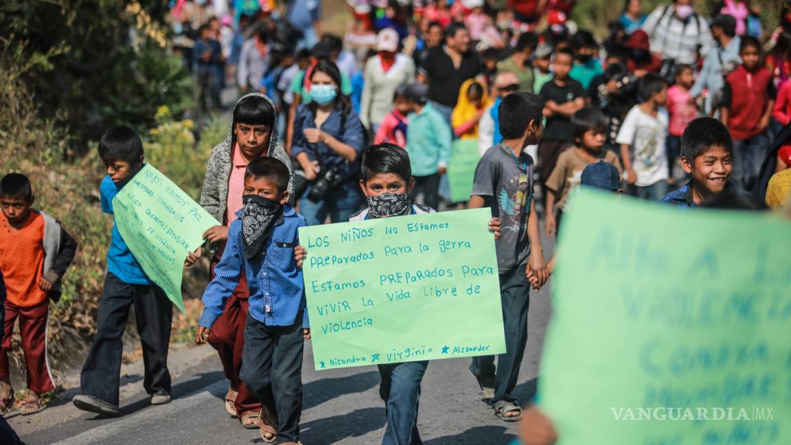 En el estado de Guerrero, marchan niños policía contra violencia en sus comunidades