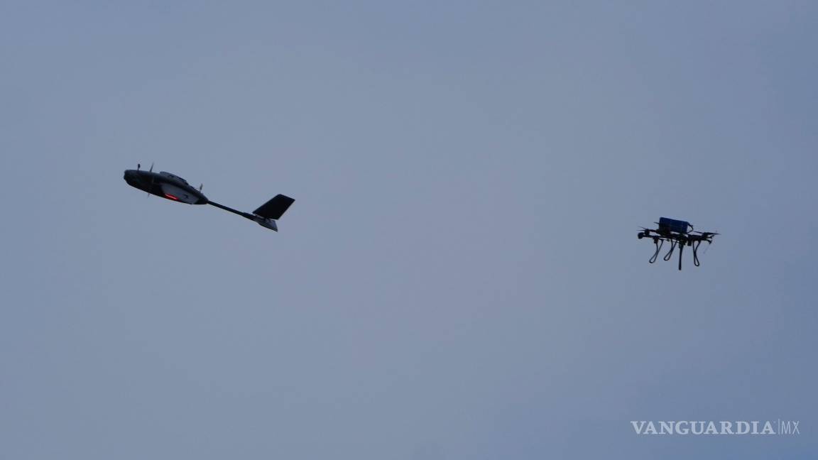 $!Un experto en detección de drones intercepta un dron objetivo durante unas maniobras en la Escuela Yatagan de Sistemas Aéreos No Tripulados, en Kiev.