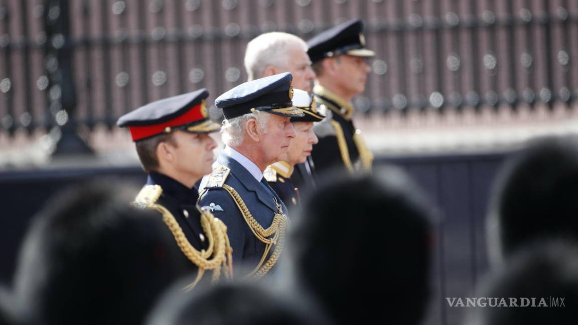 $!(2i-d) el rey Carlos III de Gran Bretaña acompañado por la princesa Ana, la princesa real; el príncipe Andrés, duque de York; y el príncipe Eduardo, conde de Wessex.