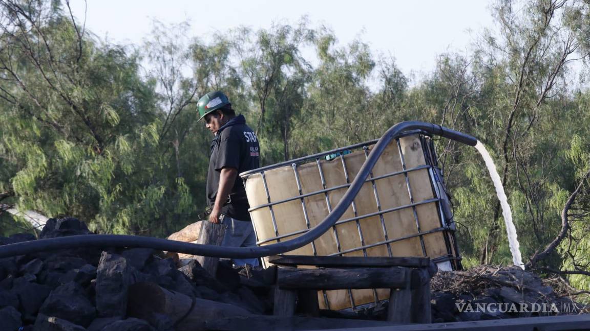 $!Labores de extracción de agua en pozo carbonero, Agujita, Sabinas.