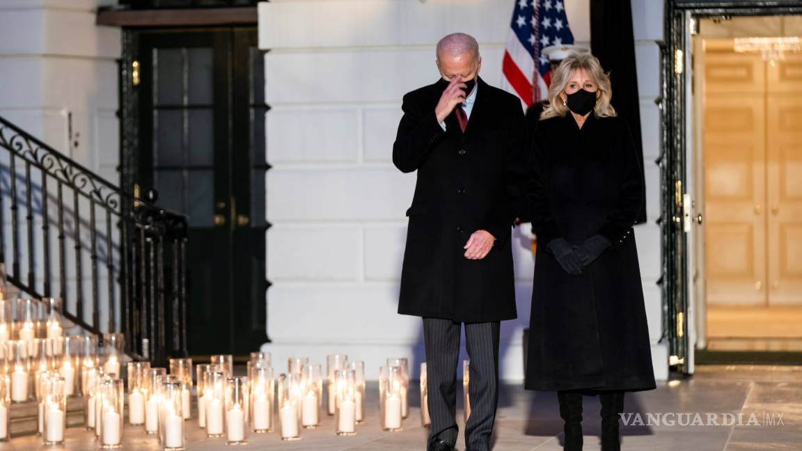 Rebasa EU 500 mil muertes; ‘ya se ve la luz’, dice Biden en homenaje a víctimas por pandemia