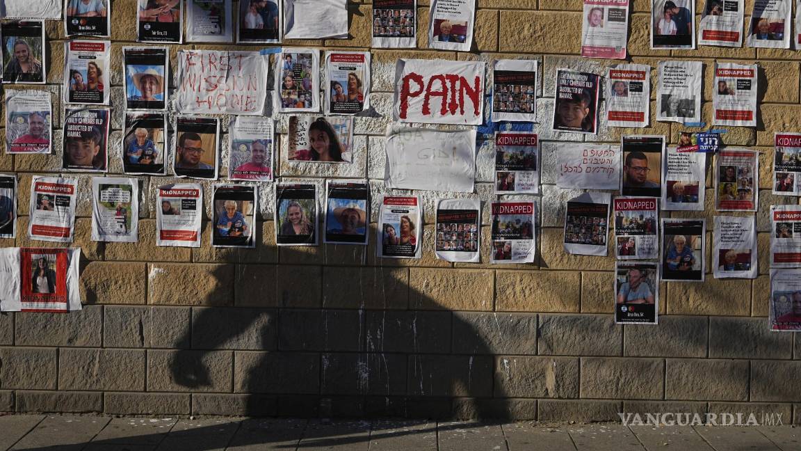 $!Fotos de israelíes desaparecidos y retenidos en Gaza, pegadas en un muro en Tel Aviv, Israel, el 18 de octubre de 2023.