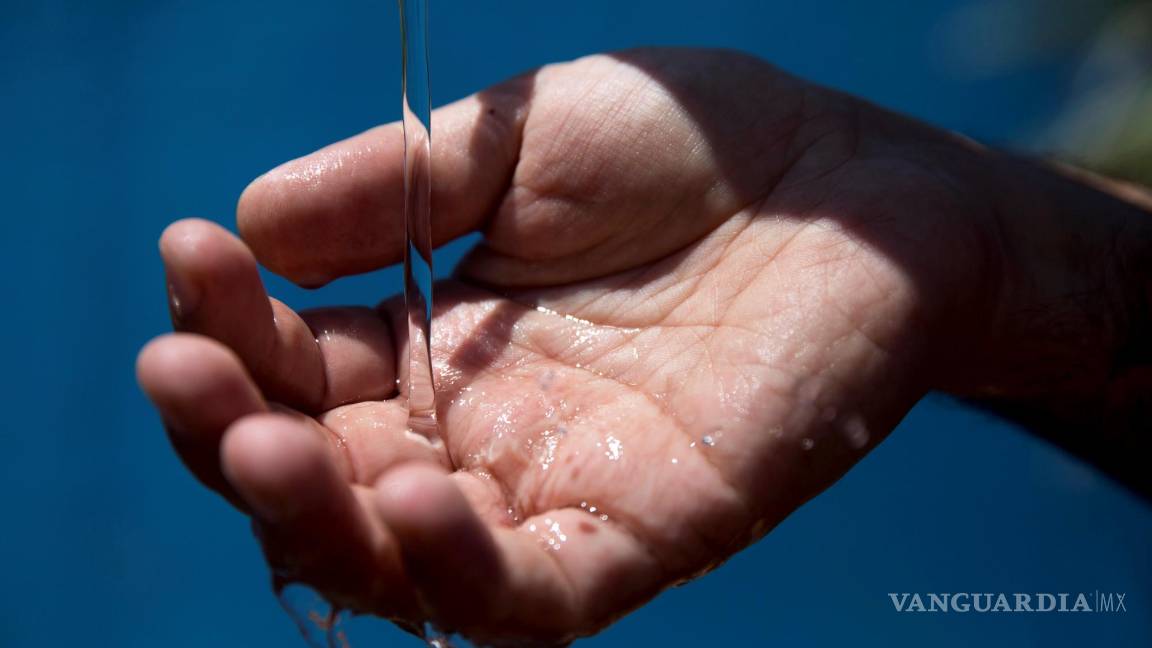 $!Un trabajador de la planta desalinizadora de Hadera en Israel revisa el agua de mar tras el proceso de desalinización.