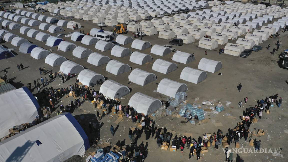A un mes del sismo en Turquía, claman sobrevivientes por refugio