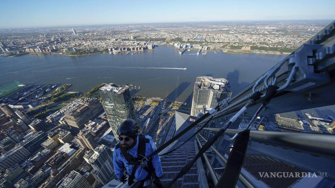 $!Enzo Gentile, parte del personal de mantenimiento, sube por una escalera de la parte exterior del rascacielos en 30 Hudson Yards en Nueva York. AP/Seth Wenig