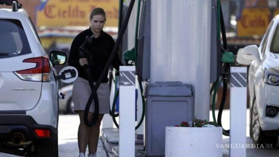 Galón de gasolina en EU alcanza precio récord de 4.43 dólares